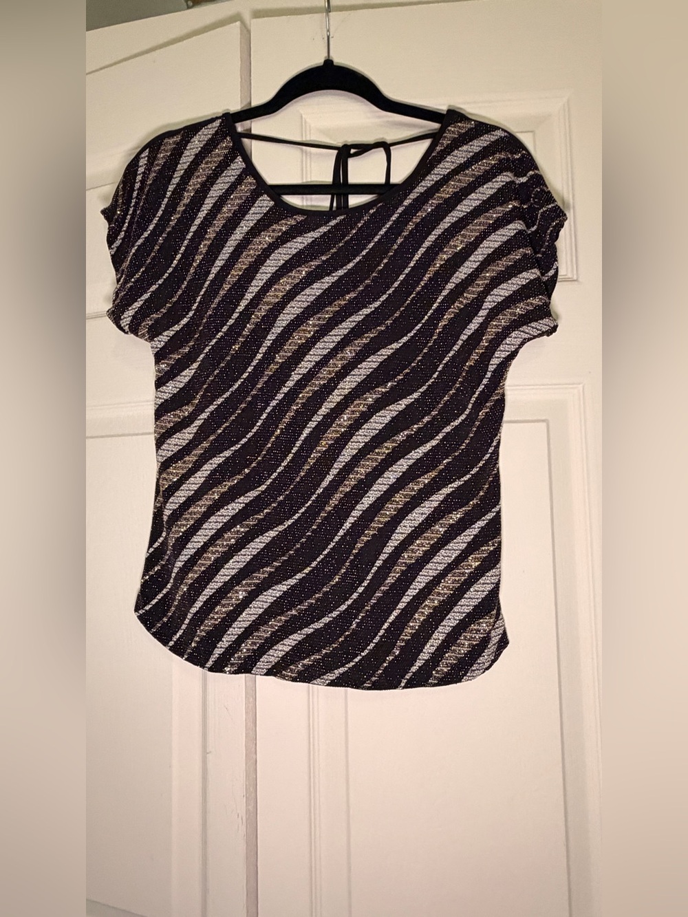 a'gaci Black, White & Gold Wave-Stripe Short Sleeve Top